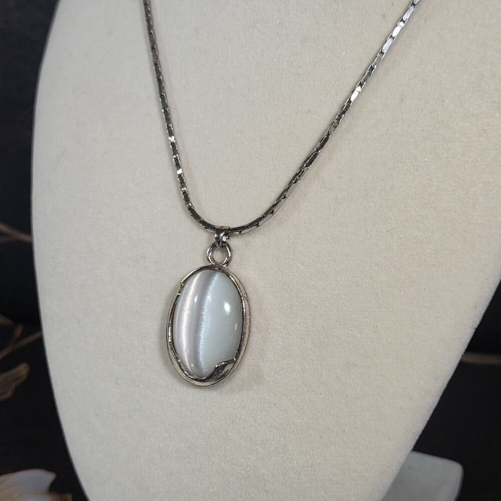 Vintage White Cat's Eye Moonstone 14kt Gold Plated Cabachon Pendant Necklace